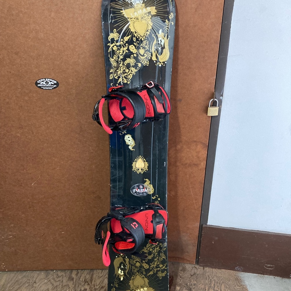 GOOD CONDITION- LAMAR SNOWBOARD SIZE 159cm WITH L-XL UNION BINDINGS